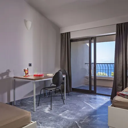 Aeolos 4*